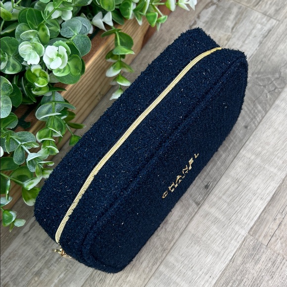 CHANEL Beauty Makeup Bag 2025 HOLIDAY LIMITED EDITION NIB AUTHENTIC - Picture 7 of 16